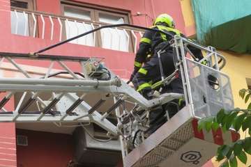 Intervención de los bomberos en el número 40 de la Avenida de la Constitución en Los Llanos de Telde/TA.